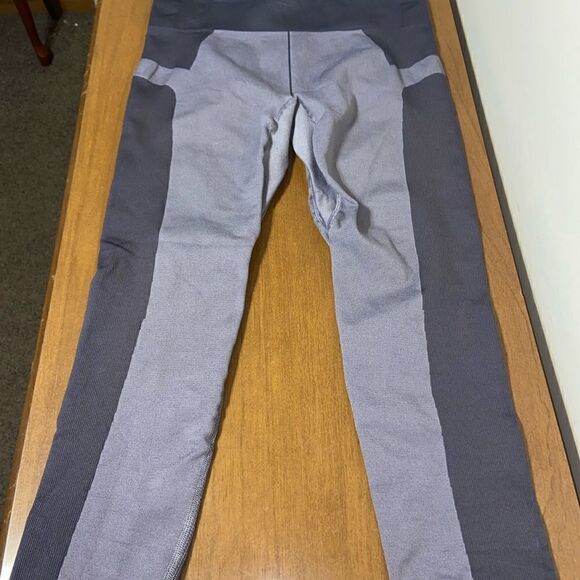 Under armour fitted soft lightweight athletic leggings - Picture 2 of 4